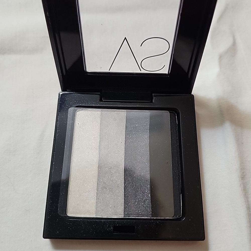 New Victoria's Secret eye shadow Quad Sleek Black and Gray Eyeshadow Palette